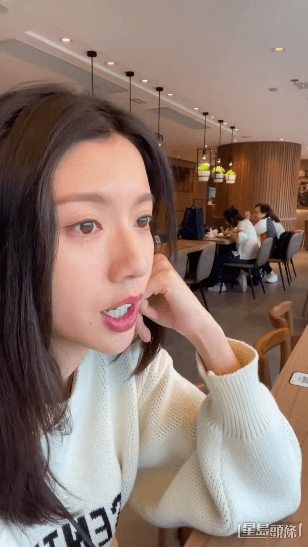 蔡思贝在机场疯狂自拍。