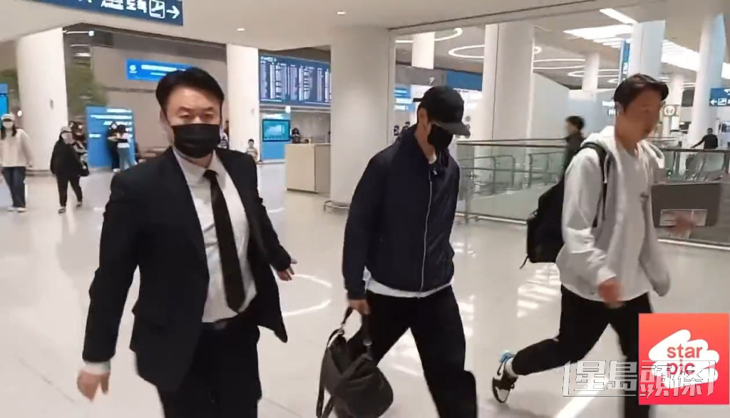 韓媒直播車銀優返抵仁川機場的情況。