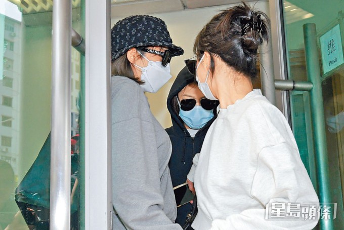 29歲被告潘女（中）由兩友人陪同離開法院。資料圖片