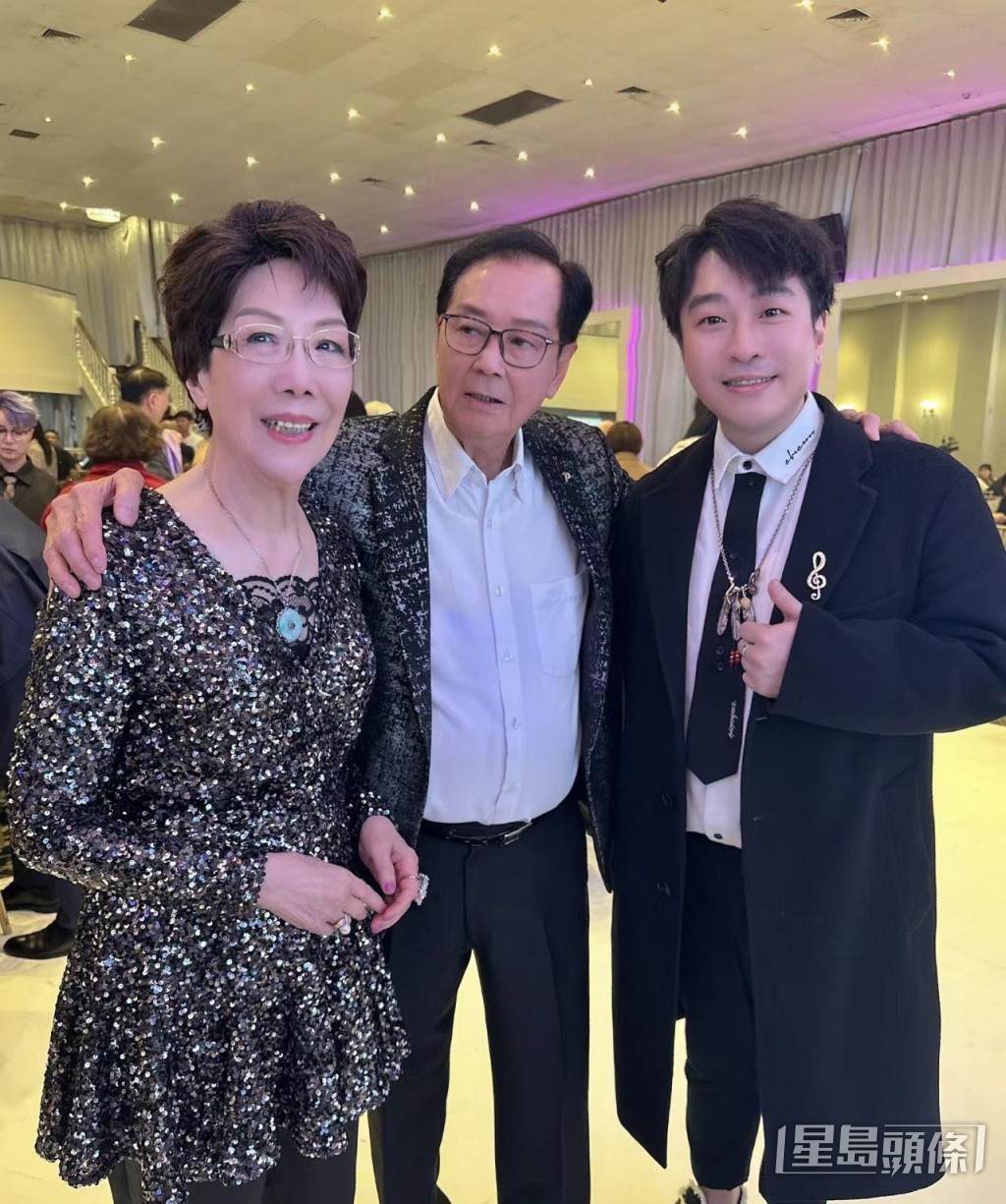 杜平夫婦以「閃黑情侶裝」亮相,一頭黑髮兼皮光肉滑的杜平(中)好Young。