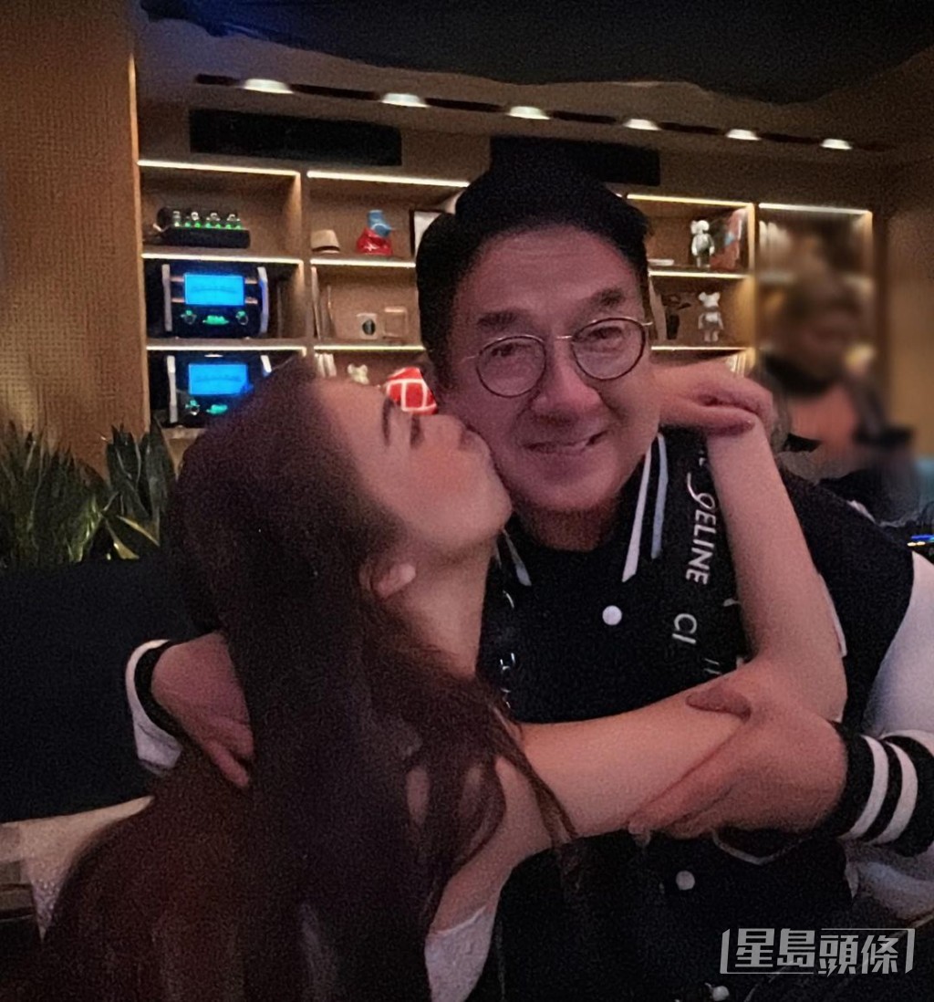 親吻爸爸，對住家人表現最真實一面。