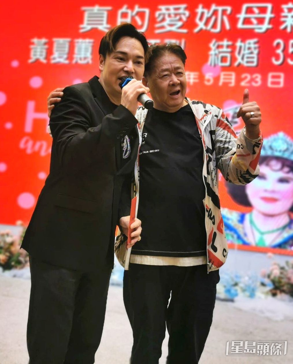 当晚方俊台上献唱娱宾，有观众上台畀利是。