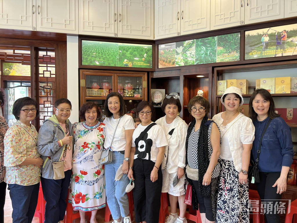 馬海倫（左四）近日相約一班好友到廣東新會觀光。