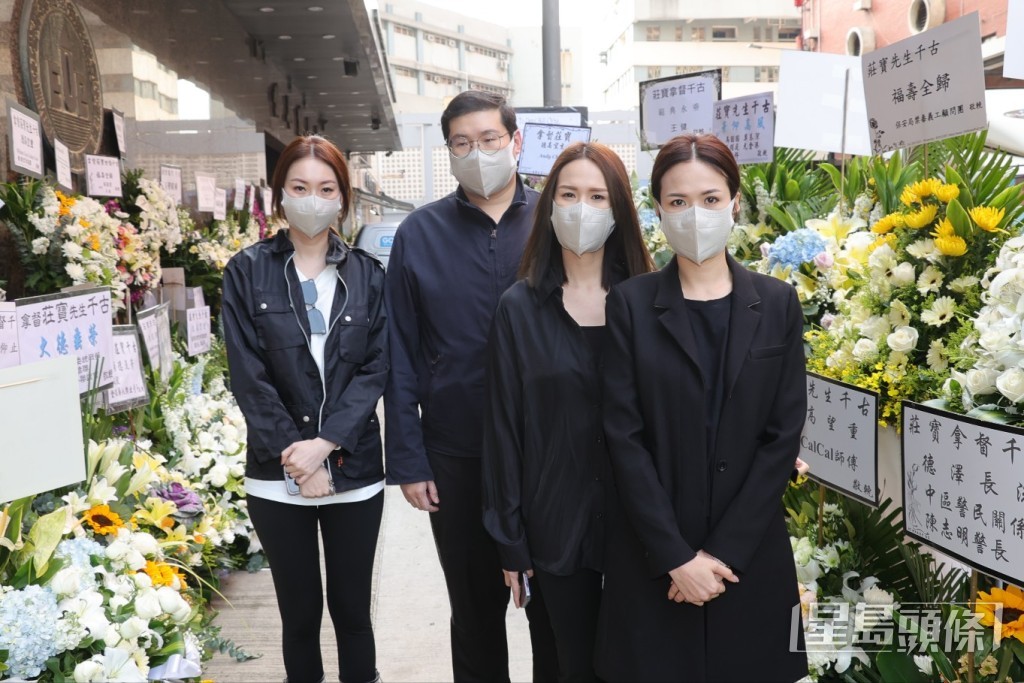 （左起）庄锶敏与弟弟庄顺胜、两位妹妹庄思明及庄思华为父亲举行丧礼。