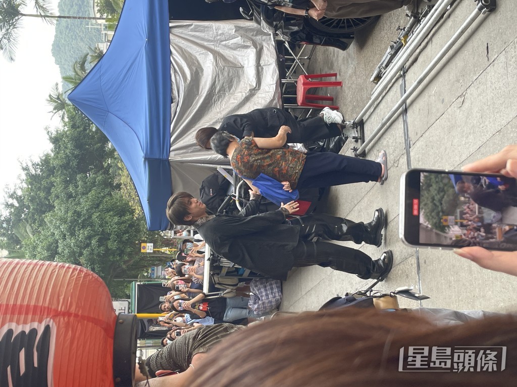 姜濤險些撞到一位路過的婆婆，他靈活地成功閃避，讓婆婆安然無恙走過，場面搞笑。