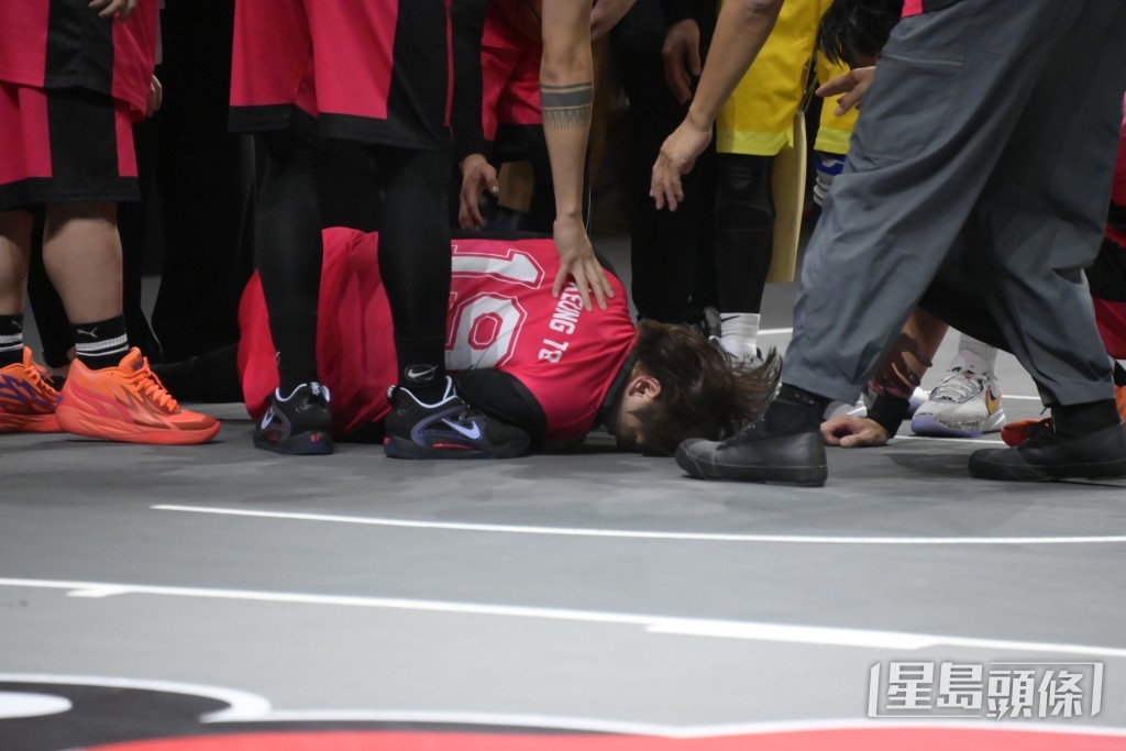 姜濤在場上受傷觸及右膝舊患。