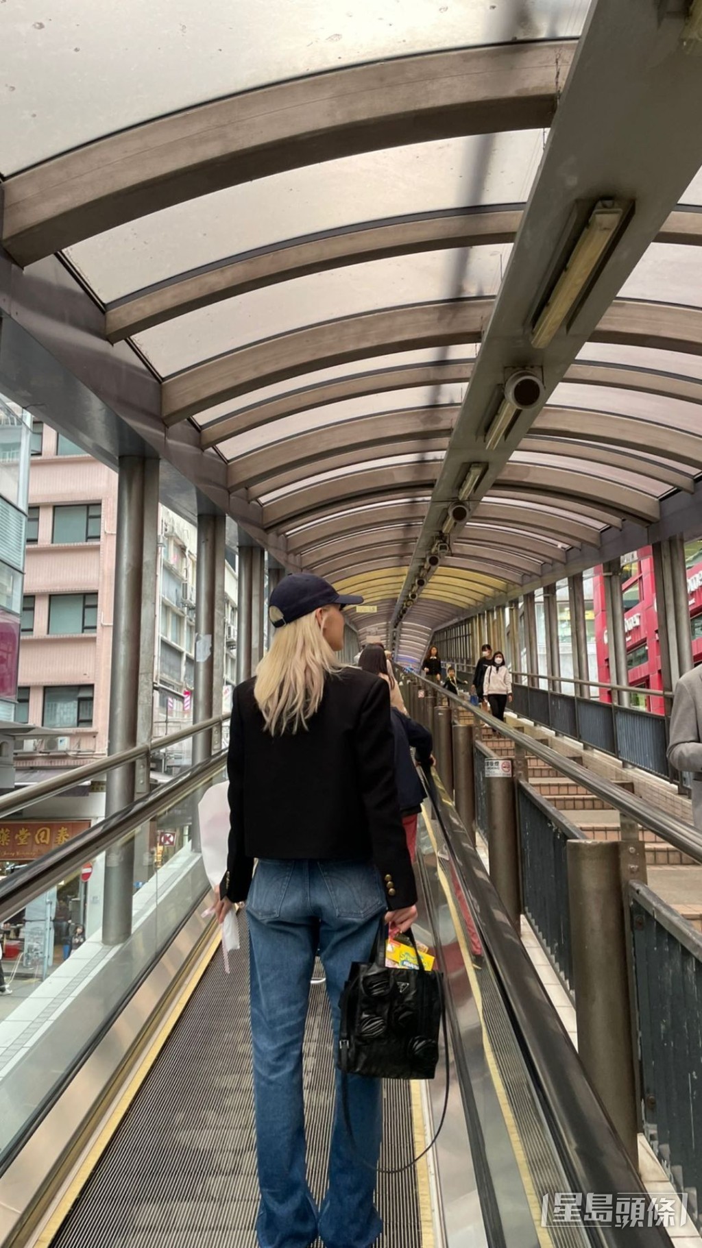 中环半山扶手电梯是韩国旅客来香港的打卡景点之一，早年已凭住《重庆森林》驰名中外！