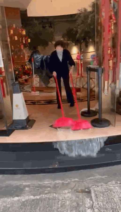 酒店職員以掃箒將水掃出酒店外。@Juwon Park twitter影片截圖