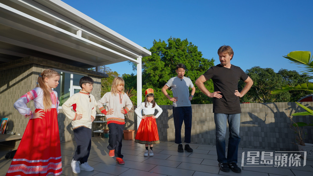 《成人教科書》團隊安排小朋友透過跳舞，學習與不同種族相處。