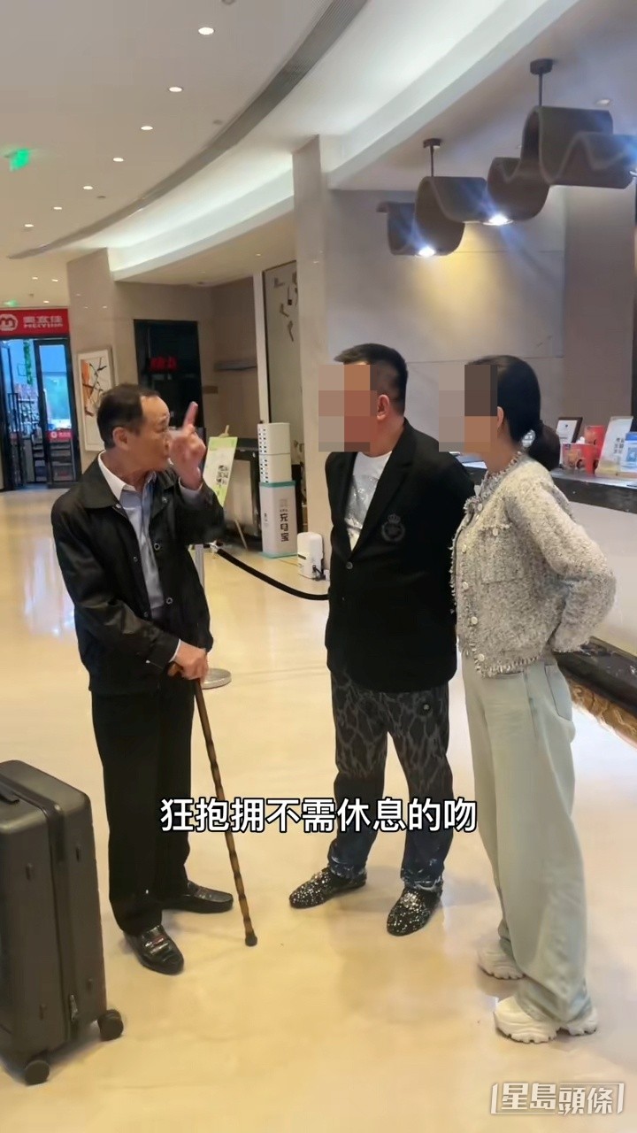 陳惠敏（左）與友人傾偈時左手手指指，足證身體狀況不錯。