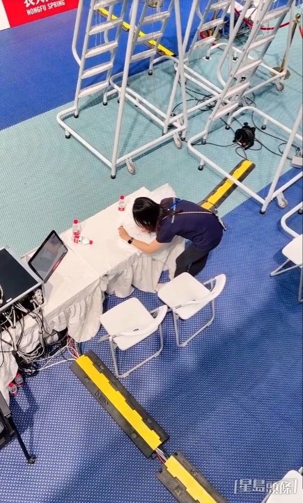 有粉丝从观众席抛下一件T-shirt给郭晶晶索签名。