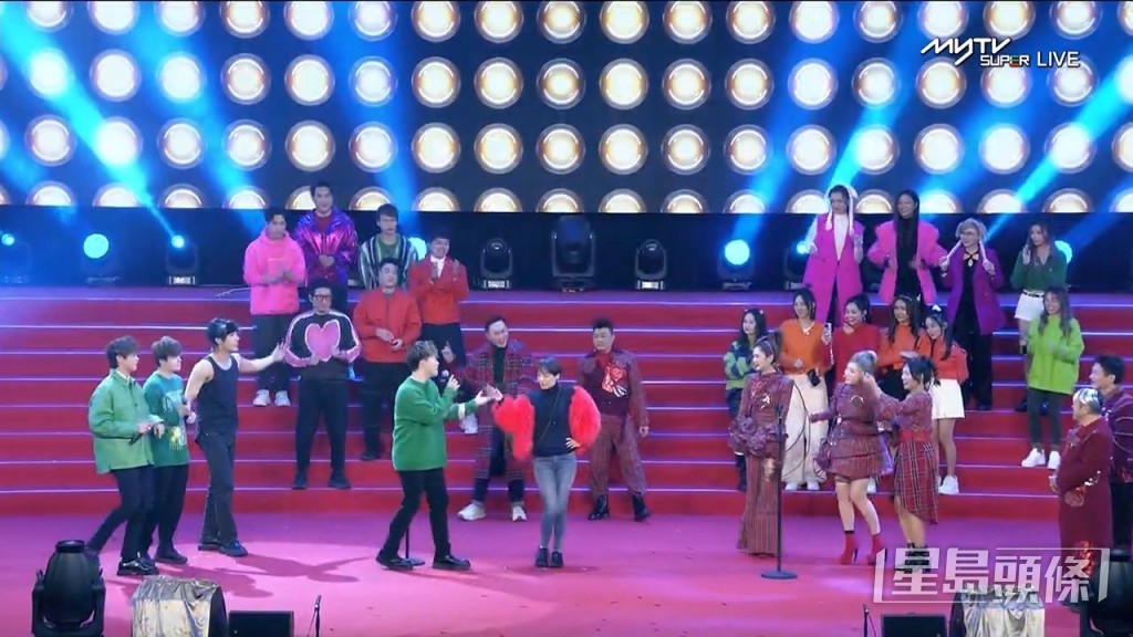 其他人唱歌表现较为冷淡。