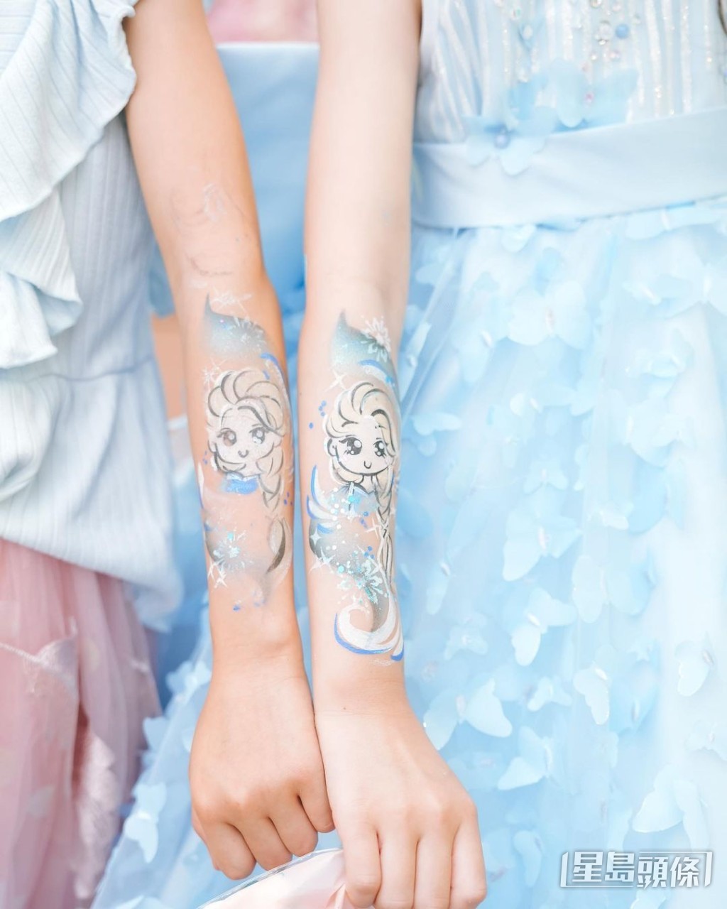 手部畫上彩繪。