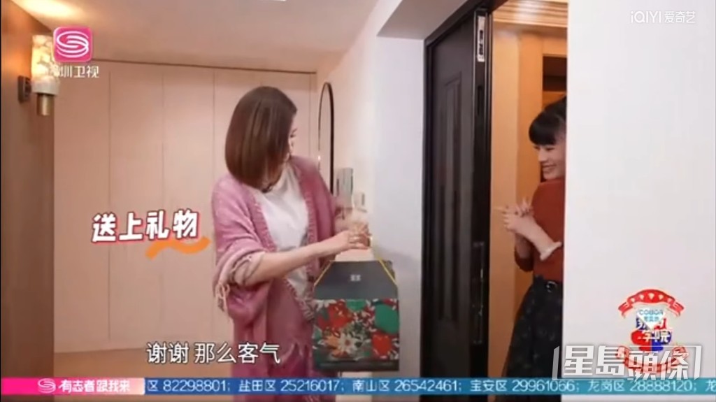 佘诗曼在上海豪宅接受内地节目访问。