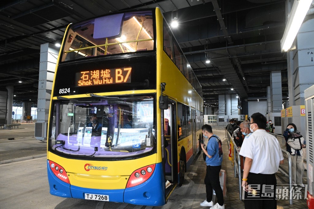 运输署呼吁驾驶人士请改用公共交通工具前往香园围口岸。资料图片