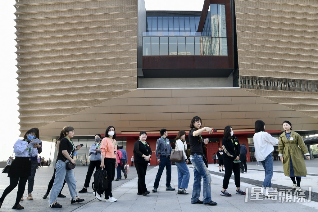 代表團參觀香港故宮文化博物館等景點。盧江球攝