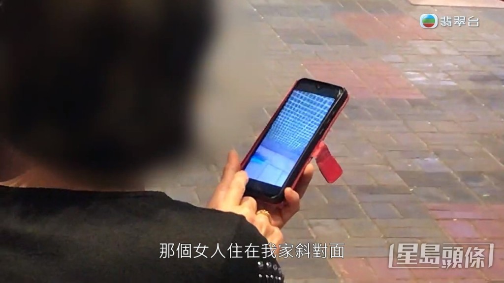 惡鄰居說:「嗰個女人呢就住我斜對面,佢唔只投訴一次,(投訴過幾多次?)兩次,最近呢次最勁。」