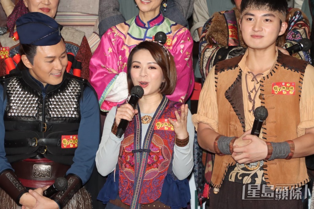 一班演員都着劇中服飾現身。
