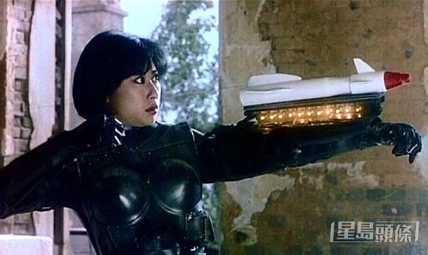 徐克为叶蒨文度身打造了一部科幻动作片《铁甲无敌玛利亚》，叶倩文在片中一人分饰两角，同时饰演反派身边的恋人，和科学家制造的机器女战士。
