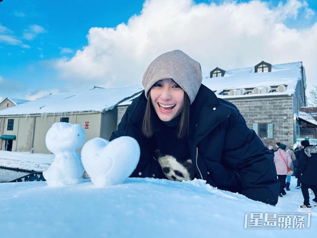 當時何超蓮用雪砌出小恐龍及心心。