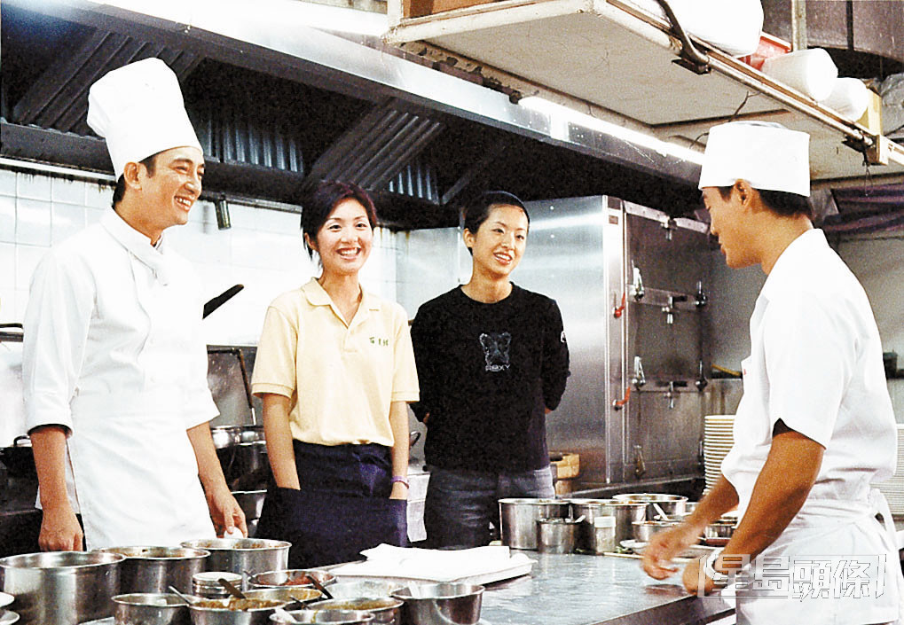 杨千嬅（左二）与林峯（右一）在2000年合作无线剧《美味情缘》。