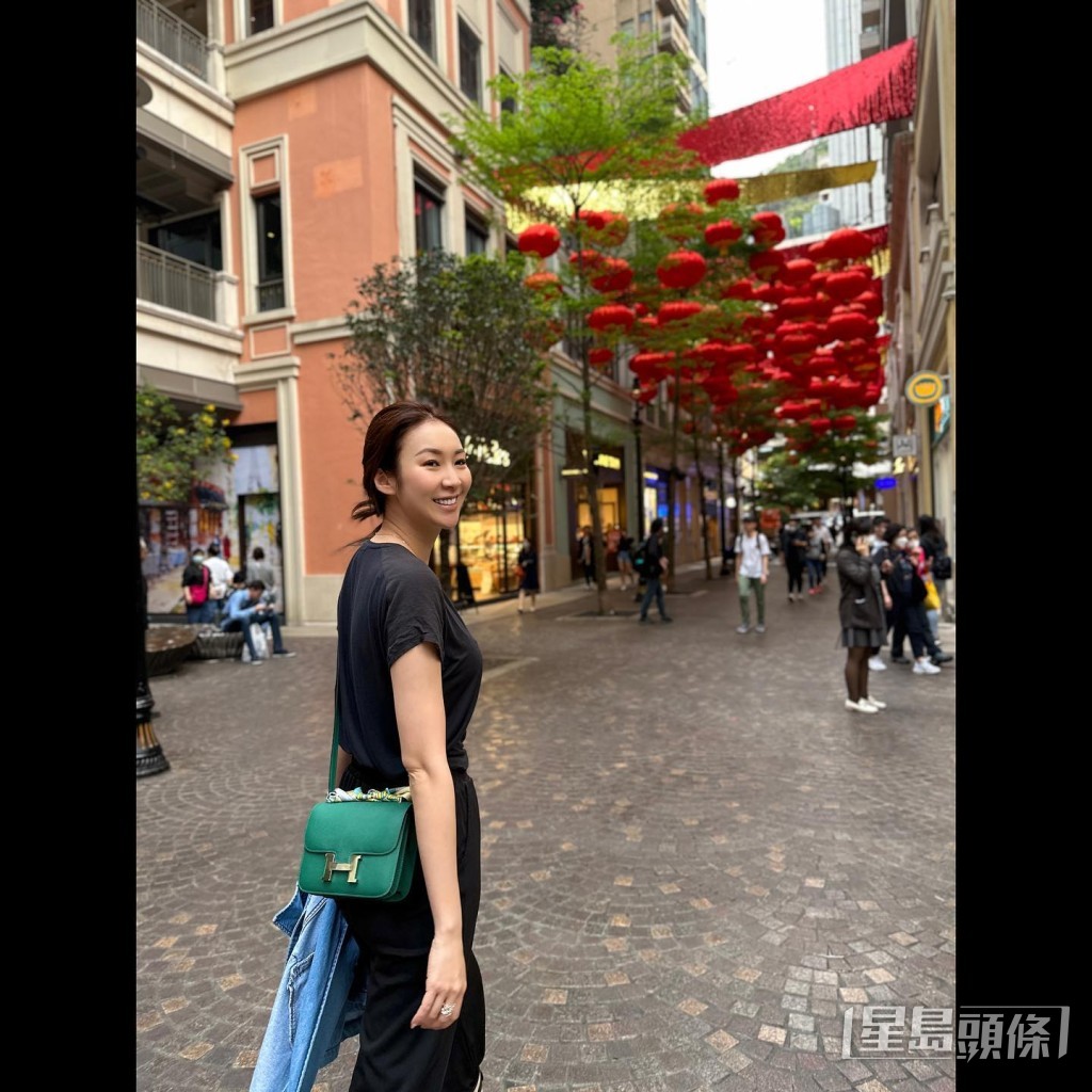 手袋未换随即又到利东街。
