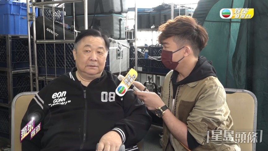 秦煌於2021年3月復工,但行路需用拐杖輔助。