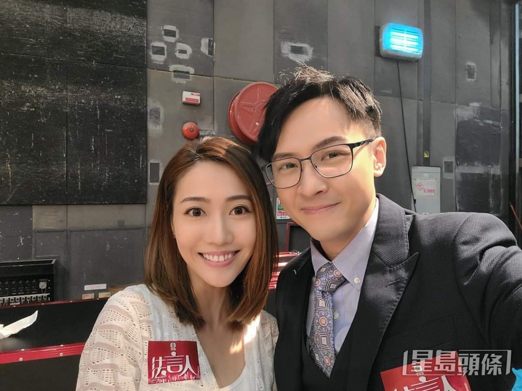 戴上眼镜的造型，斯文靓仔。