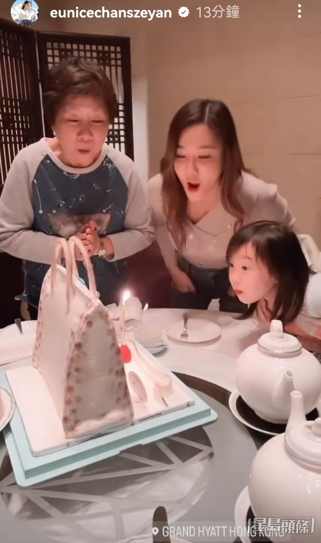 媽媽一齊吹蛋糕。
