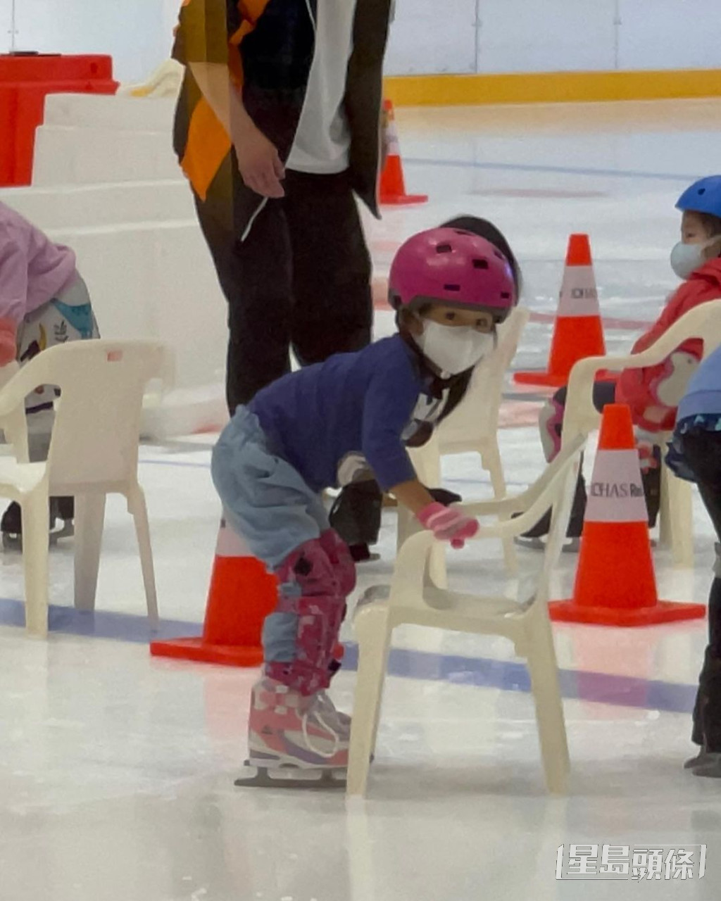张嘉儿大女Leora曾学溜冰。