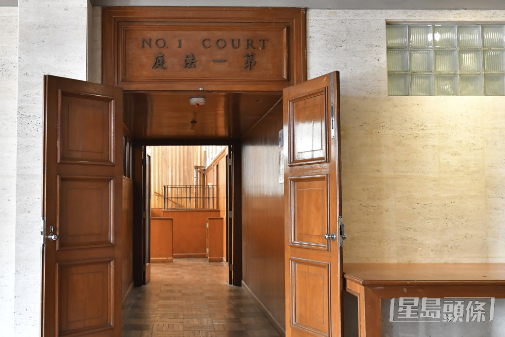法庭保留原有的木门等设计。陈极彰摄