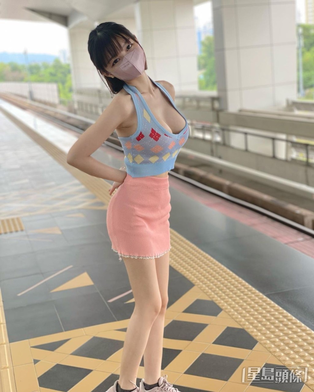 經常爆乳出遊。