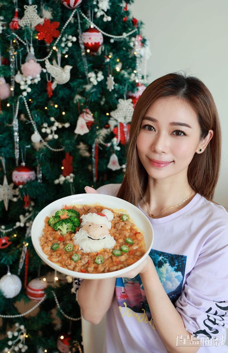 上月杨秀惠在香港过圣诞，还亲自下厨。