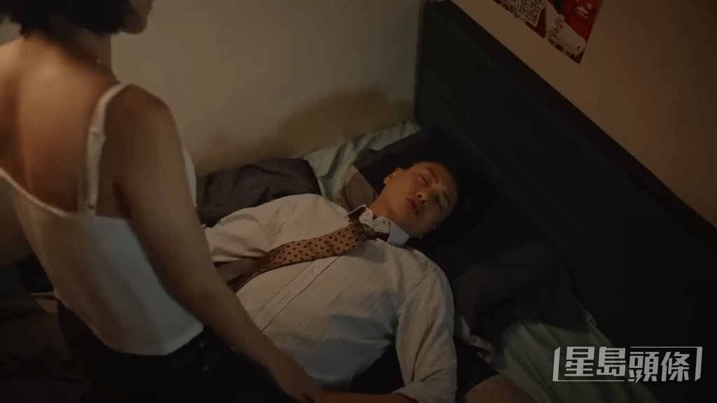 剧中蔡思贝趁黄宗泽不醒人事。