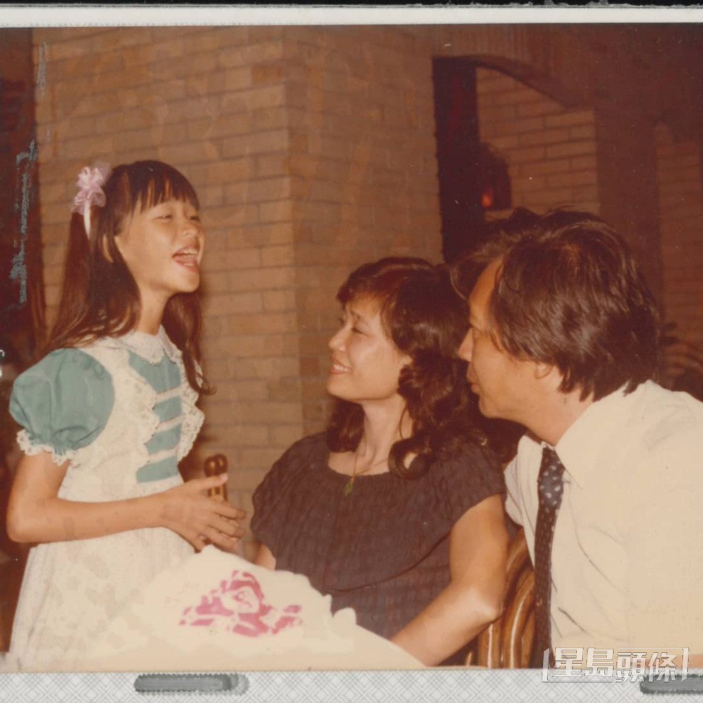 林志玲分享小時候與父母的照片。