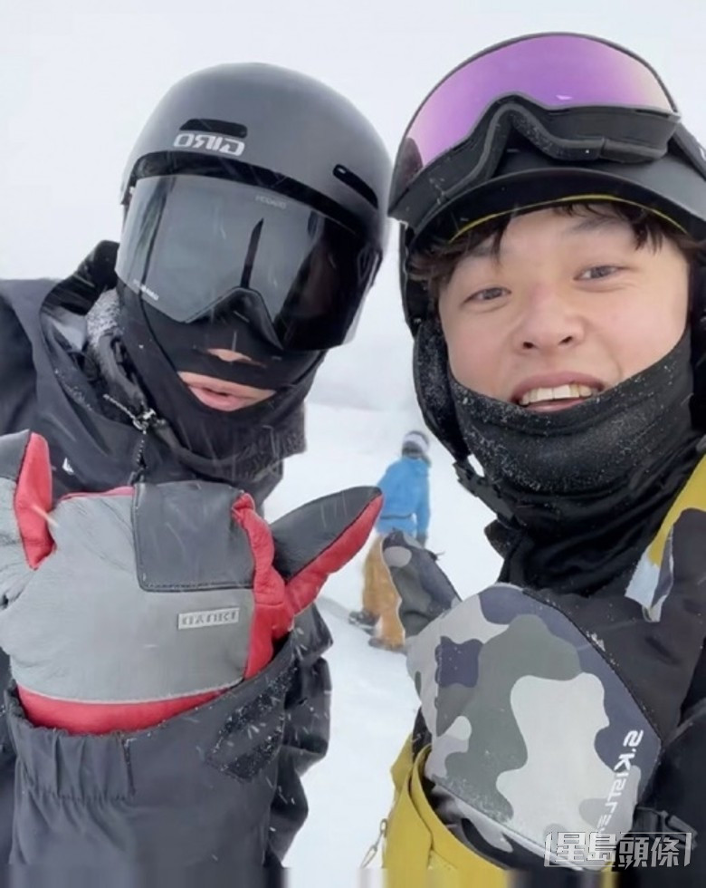 彭于晏（左）近日到日本滑雪被網民野生捕獲。