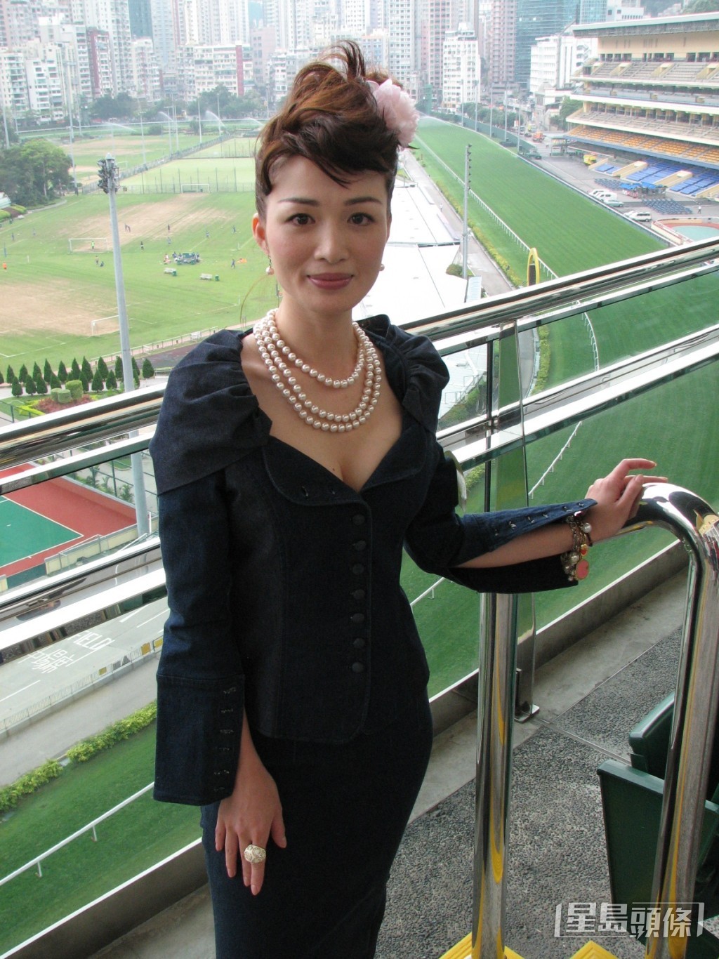 前夫更在2012年不幸病逝，陳少霞要獨力湊女，大女當時還患糖尿病，曾留醫深切治療部，每日要打4支胰島素針，母兼父職的她為照顧大女當年更要無奈停工，經濟拮据搬入天水圍公屋。