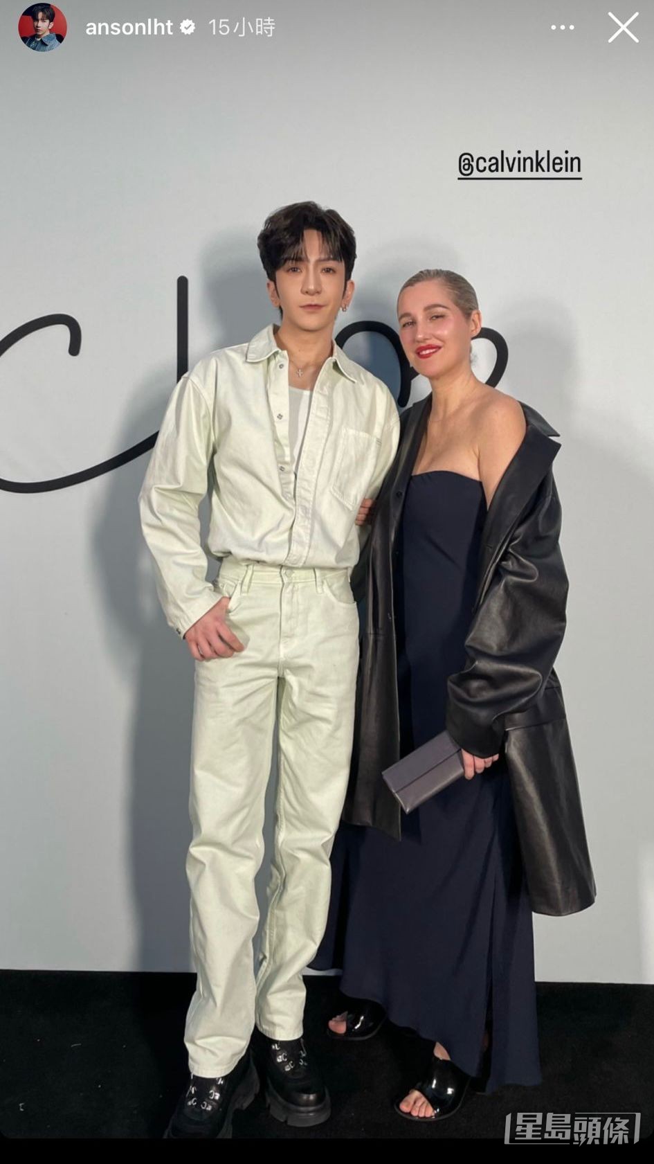 AL以白马王子Look出席品牌活动。