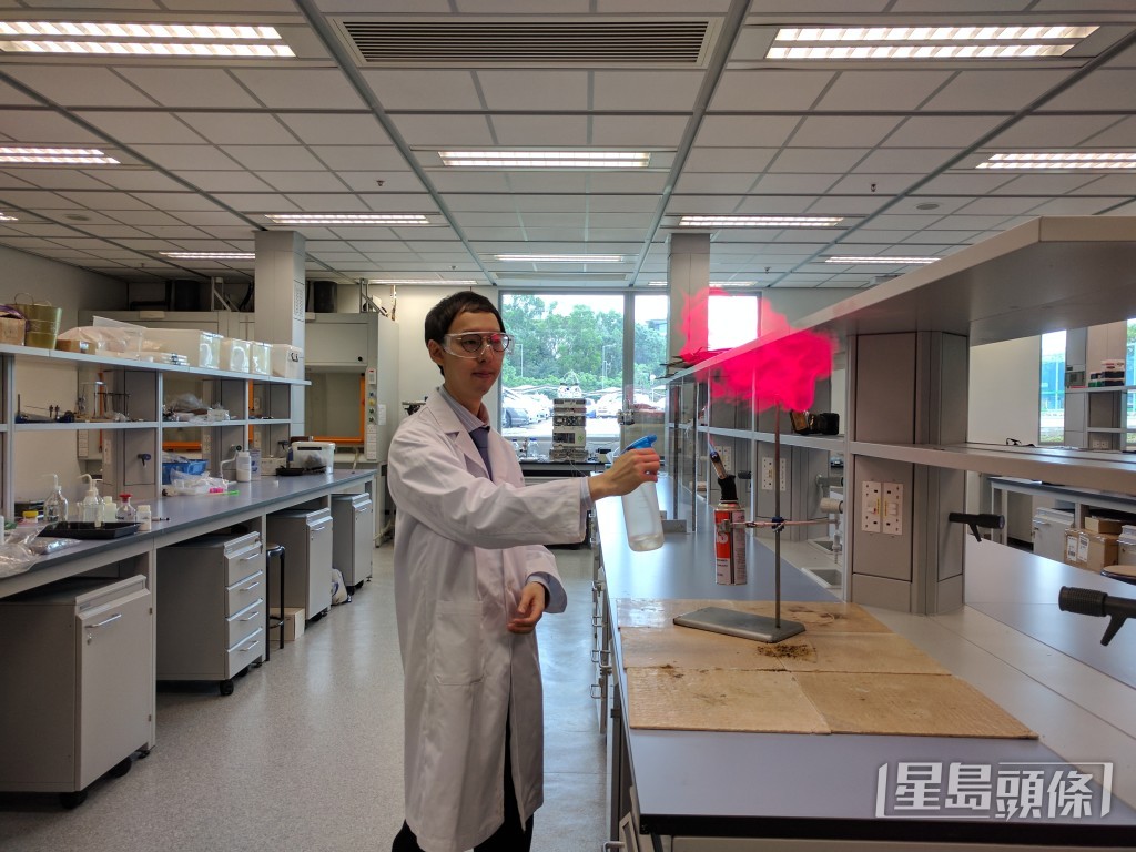 除了於科技大學任職化學系理學教育助理教授及化學系講師，「火博士」近年亦不時作客不同節目，又會接受各大傳媒訪問以及到不同中小學出席講座及教學，形象正面。（受訪者提供圖片）
