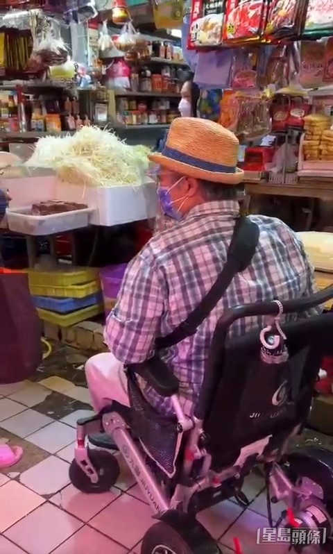 日前有網民聲稱在街市野生捕獲洪金寶，當時洪金寶戴口罩加面罩，非常謹慎。