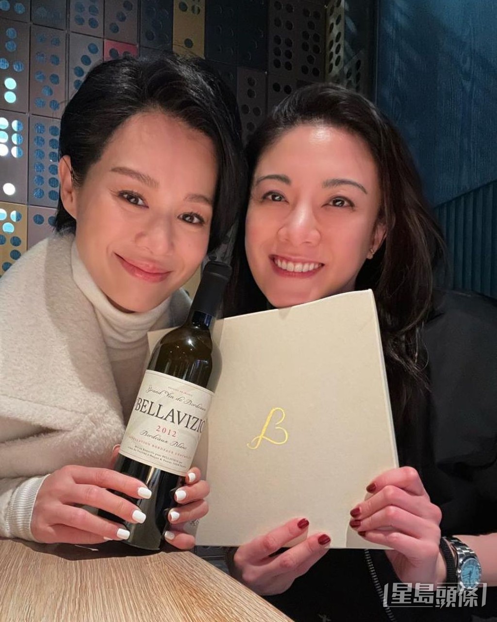胡杏兒（左）於社交網貼出合照並留言：「之前大家一齊做嘢大家都好忙，認識20年真係終於可以第一次坐低食飯傾偈飲酒，thank you for asking me out，so happy to see you doing so great ，pls take me out more.」