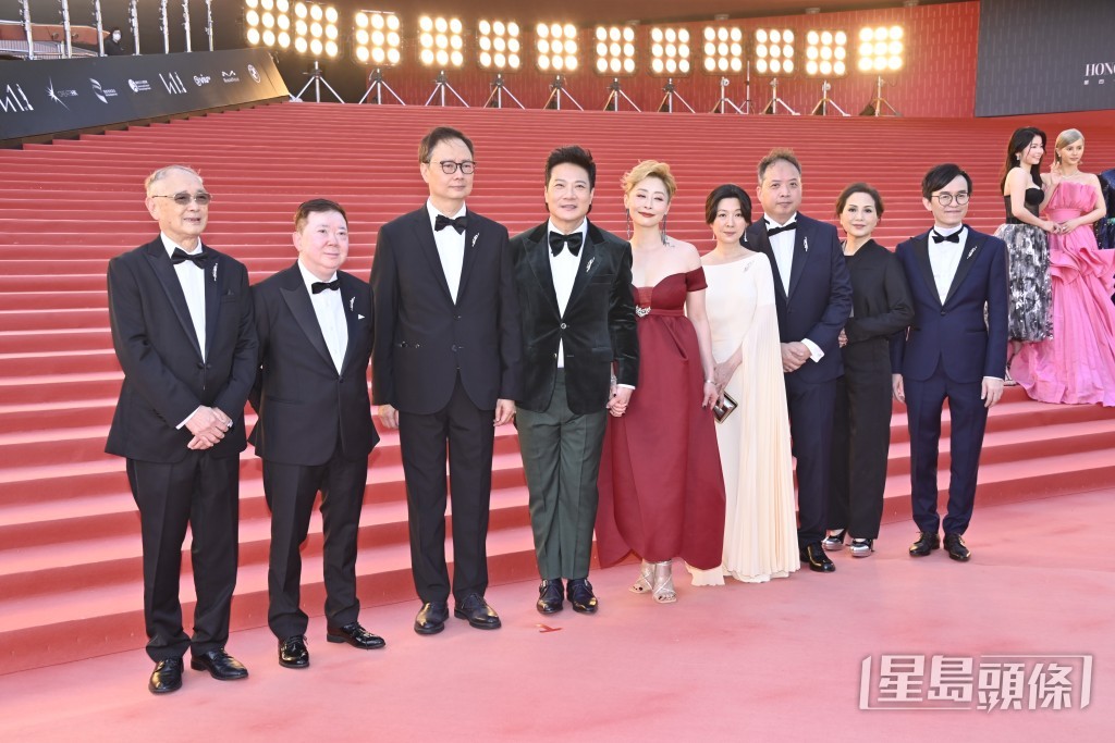 湯盈盈長裙過於寬鬆似有孕。