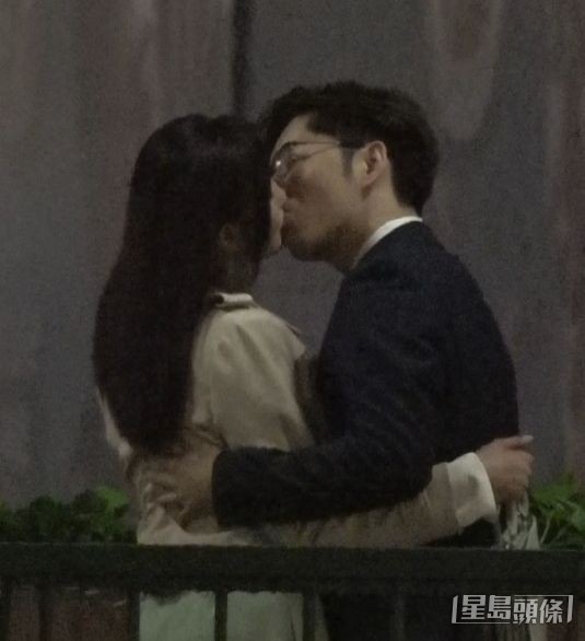 Shirley在港版《社內相親》中,跟Edan有親熱戲。