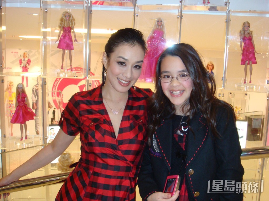 鍾麗緹與首任丈夫Glen Ross所生的混血大女兒張敏鈞(Yasmine)可謂遺傳到媽咪的優良基因。