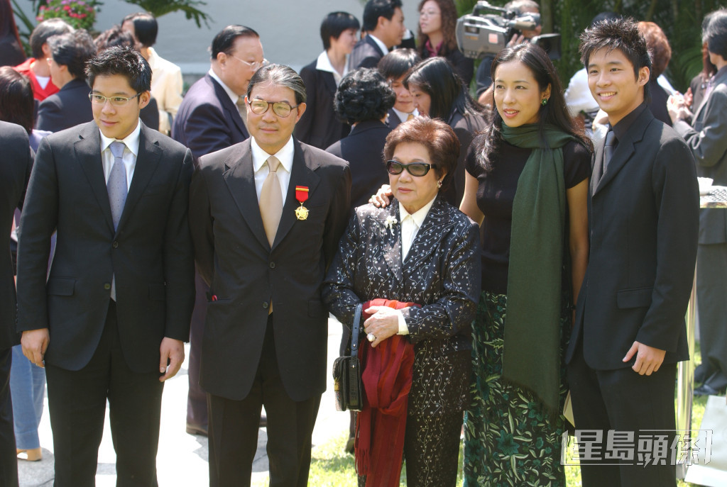 在2004年，霍震霆（左二）獲頒金紫荊星章，太太朱玲玲（右二）和兩名兒子亦出席支持。