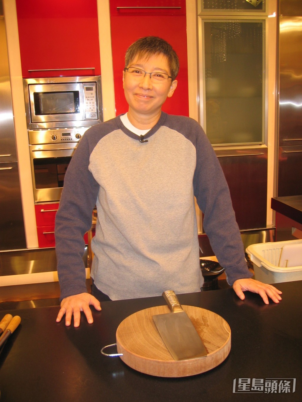 蘇施黃2005年開始為有線主持《一粒鐘真人蘇》,至2008年兩輯節目播畢。