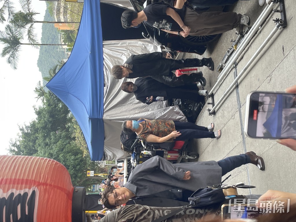 記者問Edan對明晚爭奪金像獎的信心，但他沒回應，聽到粉絲叫，即回頭揮手。
