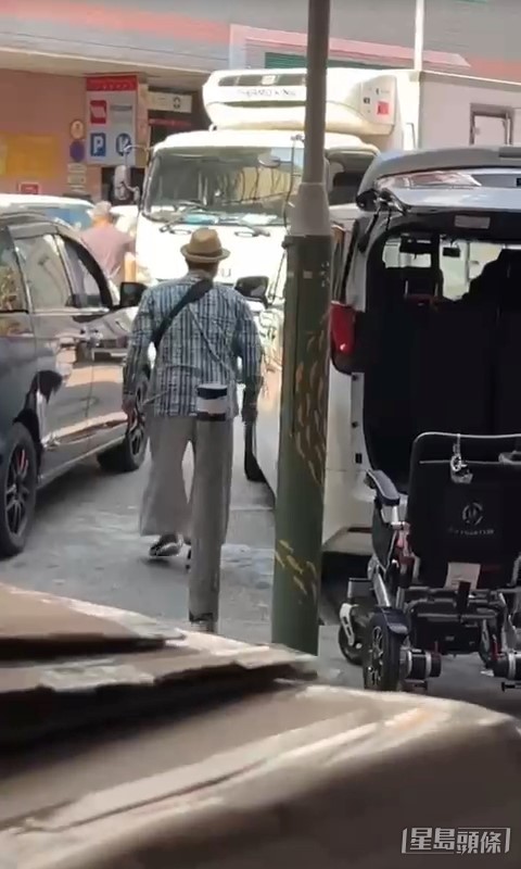 洪金寶自行步往七人車的副駕駛座。