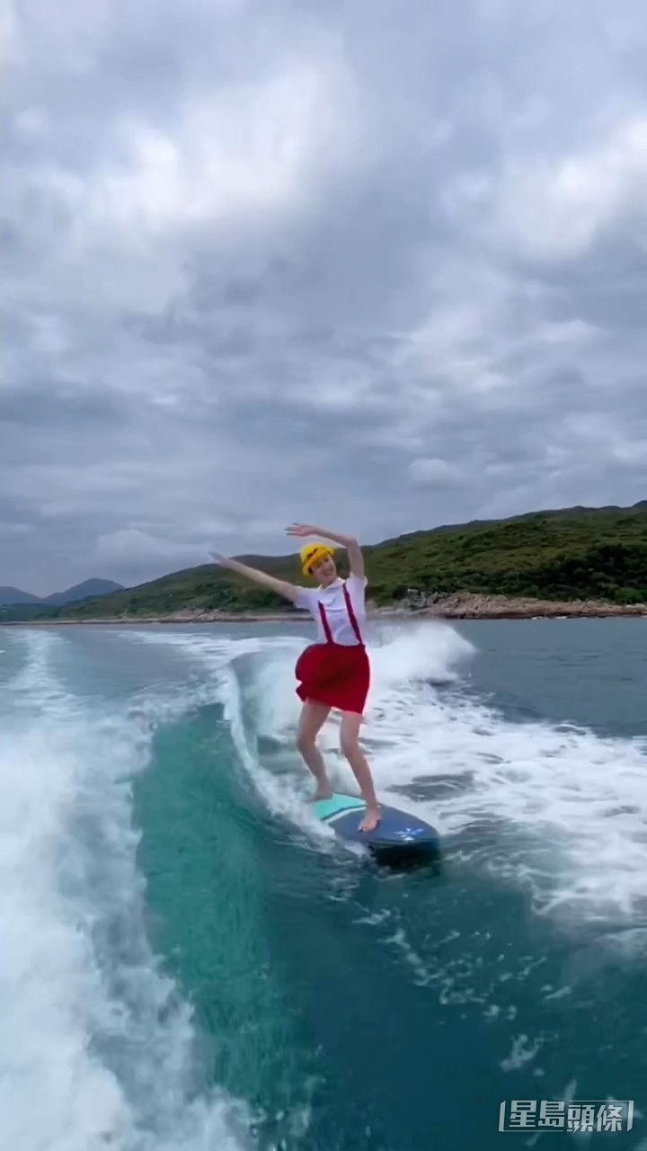 着上「小丸子」服飾滑水的謝芷倫，還在海上跳舞，核心肌肉超勁！