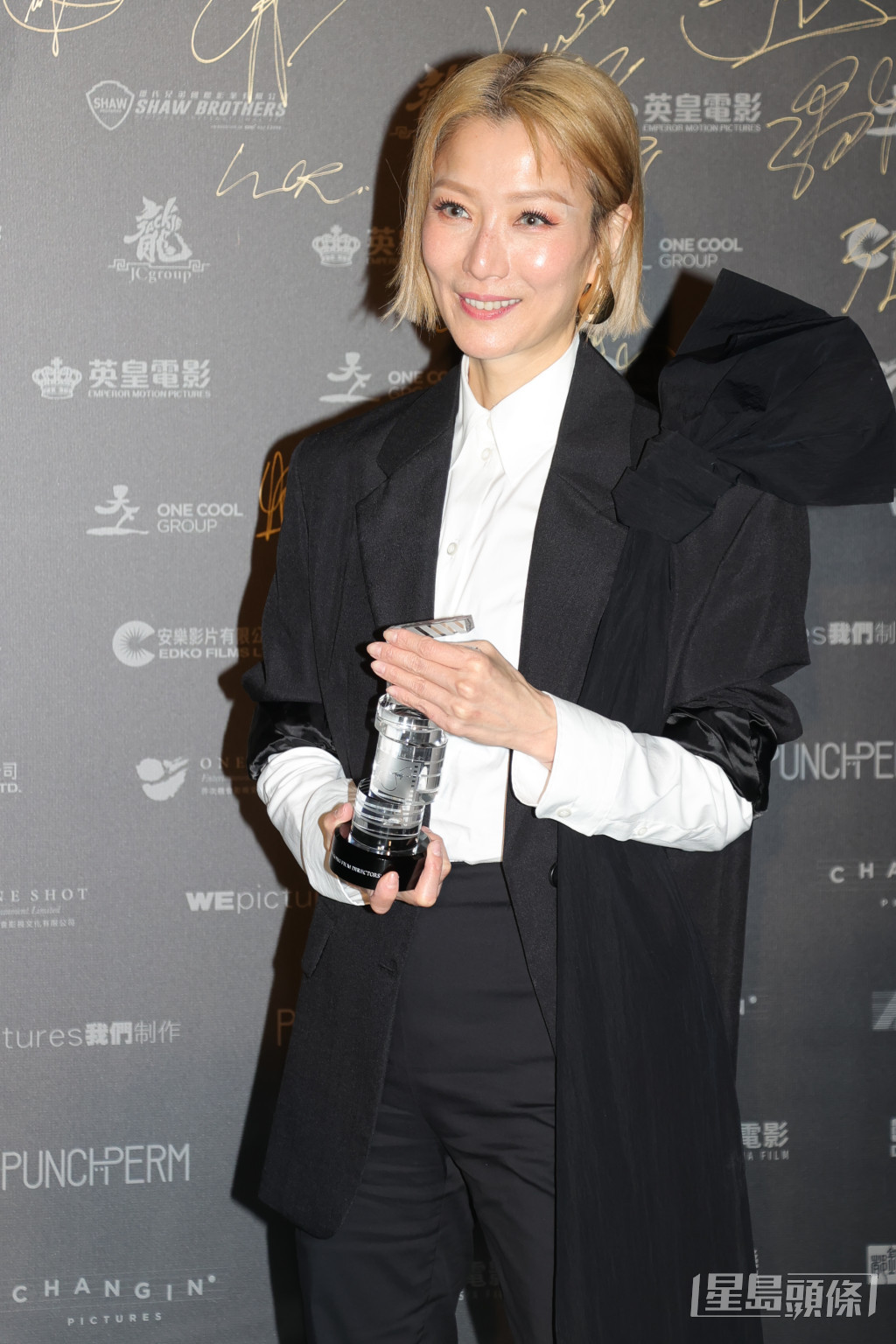 鄭秀文在《導演會周年晚宴暨年度頒獎禮》上憑《流水落花》獲得「最佳女主角」。